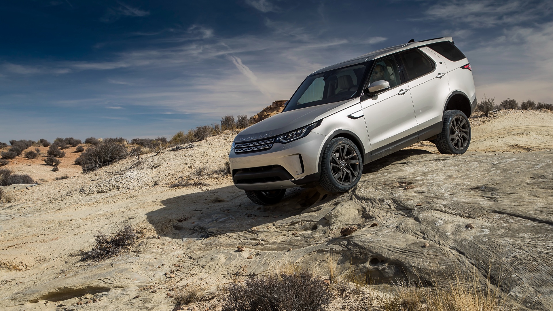 Land Rover Discovery en una ladera pedregosa