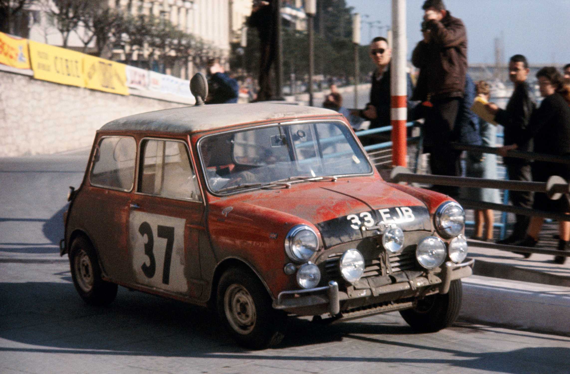 Mini Cooper S de 1964 conducido por Paddy Hopkirk en el Rally de Montecarlo