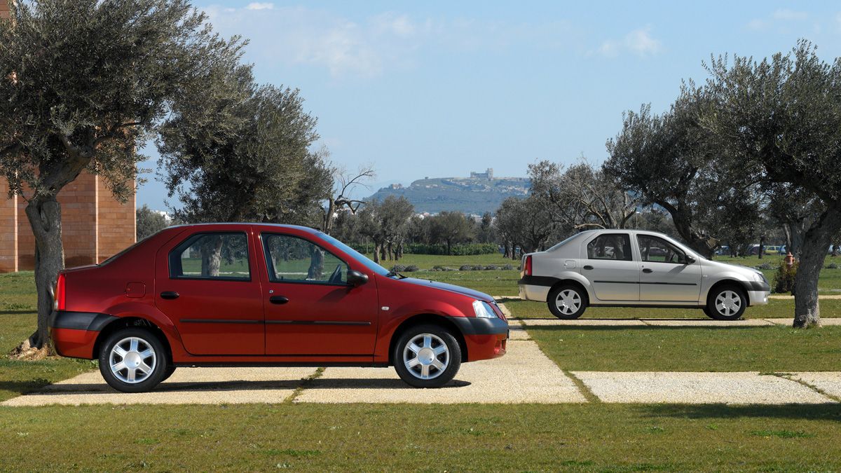 Perspectiva lateral de dos Dacia Logan, el primero de color rojo vino y el segundo de color gris claro