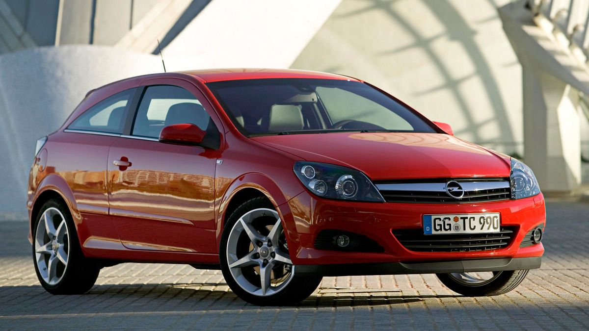 Perspectiva frotolateral de Opel Astra GTC de color rojo