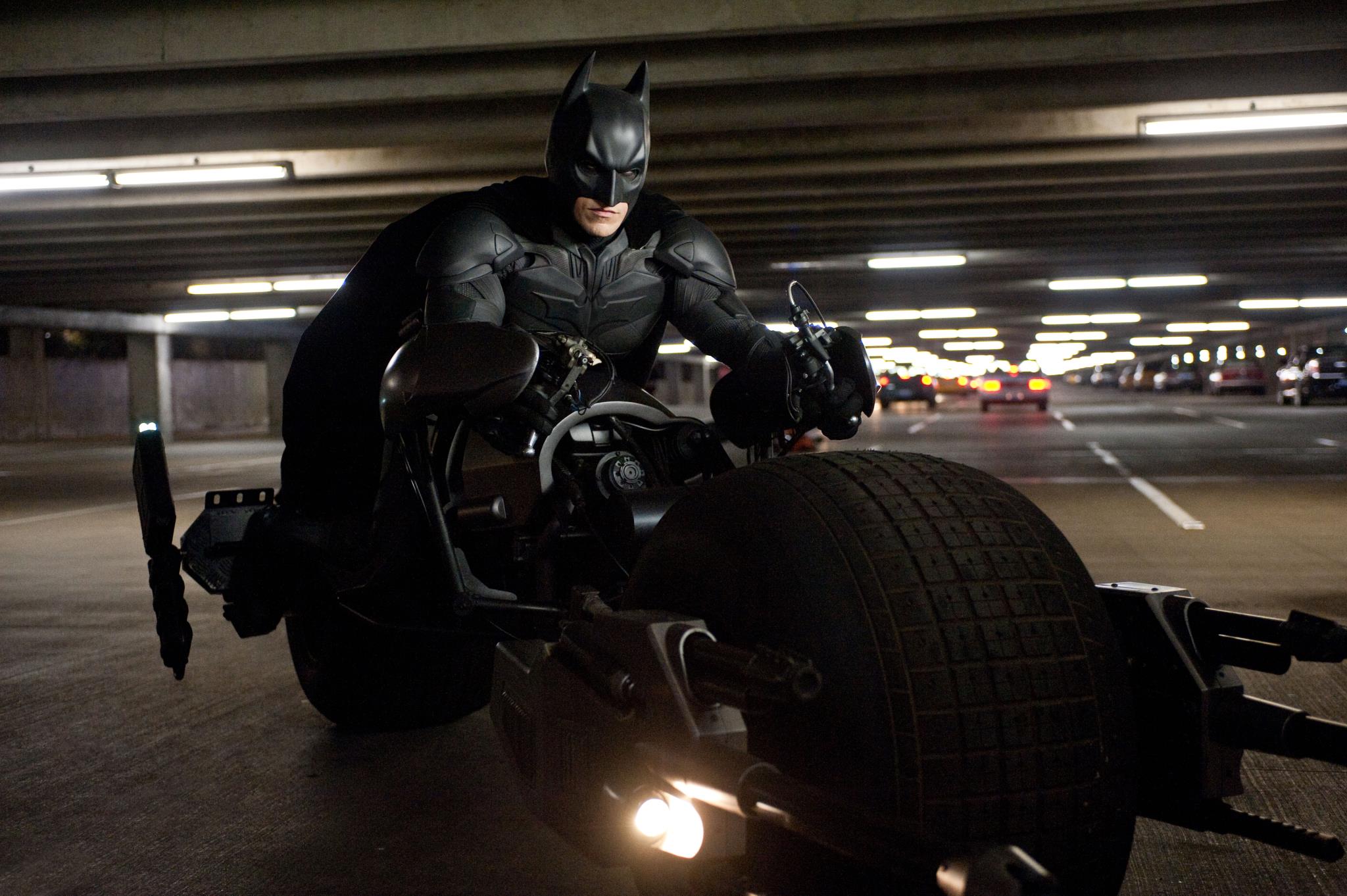 Imagen de la película Batman El Caballero Oscuro con su moto, la Batpod