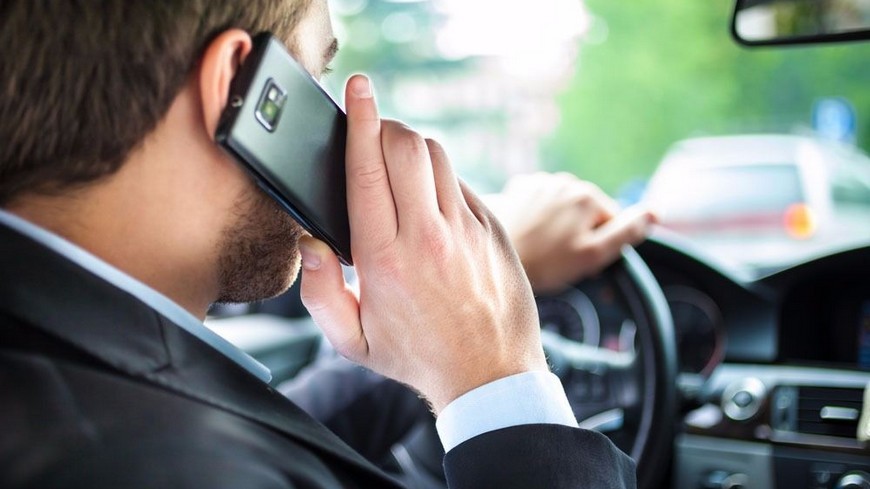 Los peligros de hablar por teléfono mientras conduces