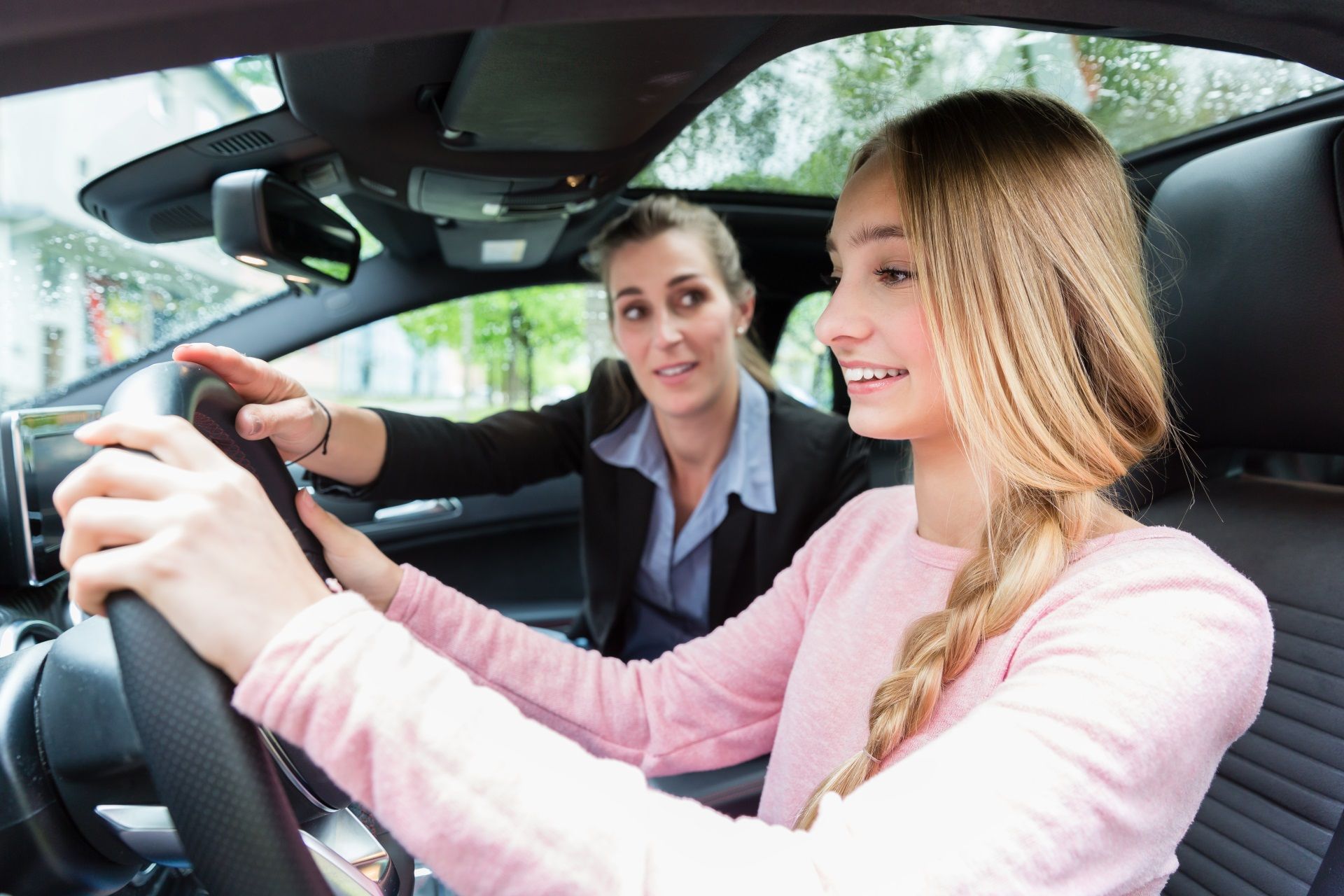 Una empleada vende un coche a una joven