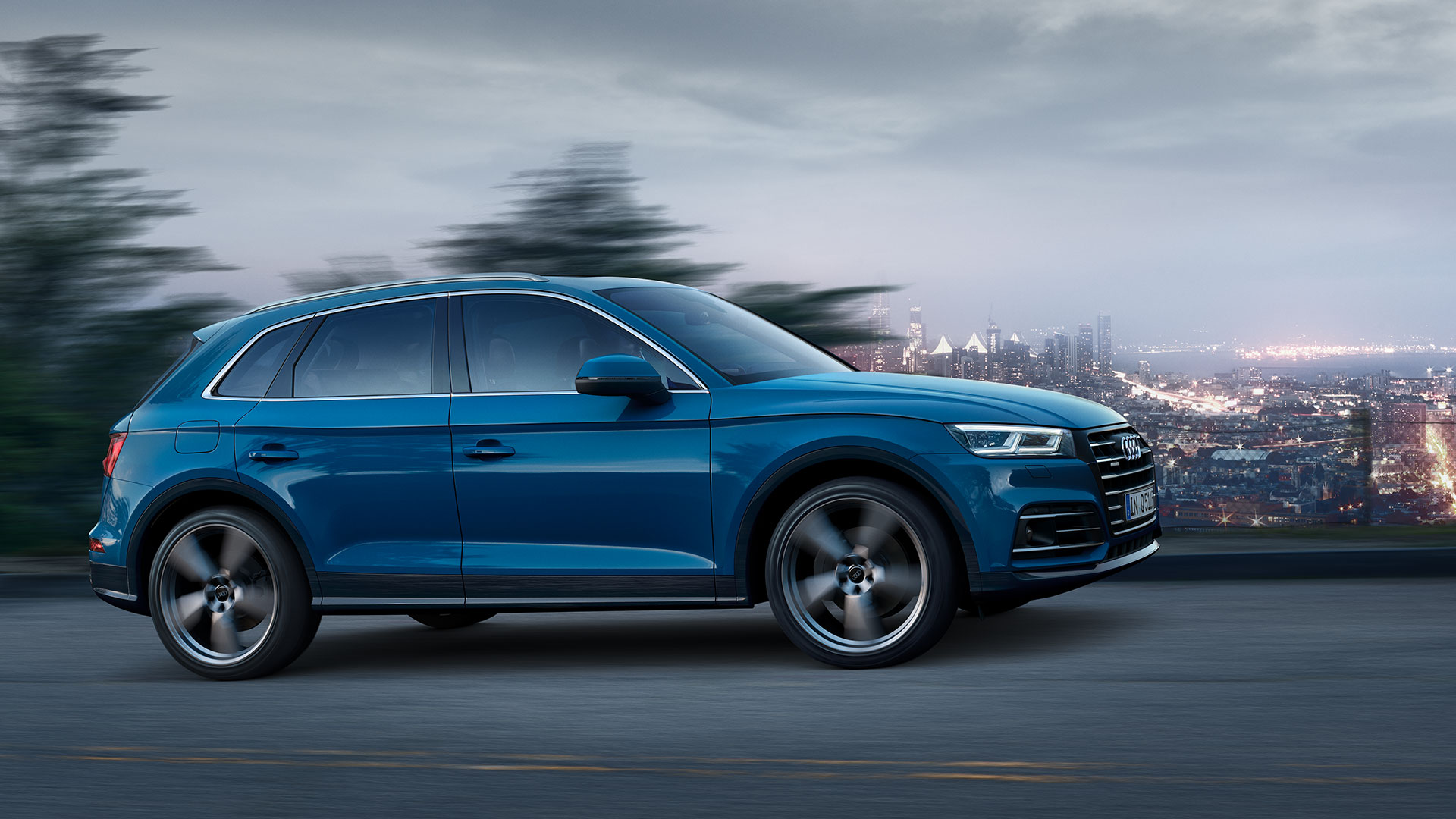 Audi Q5 TFSI e Quatro azul en carretera