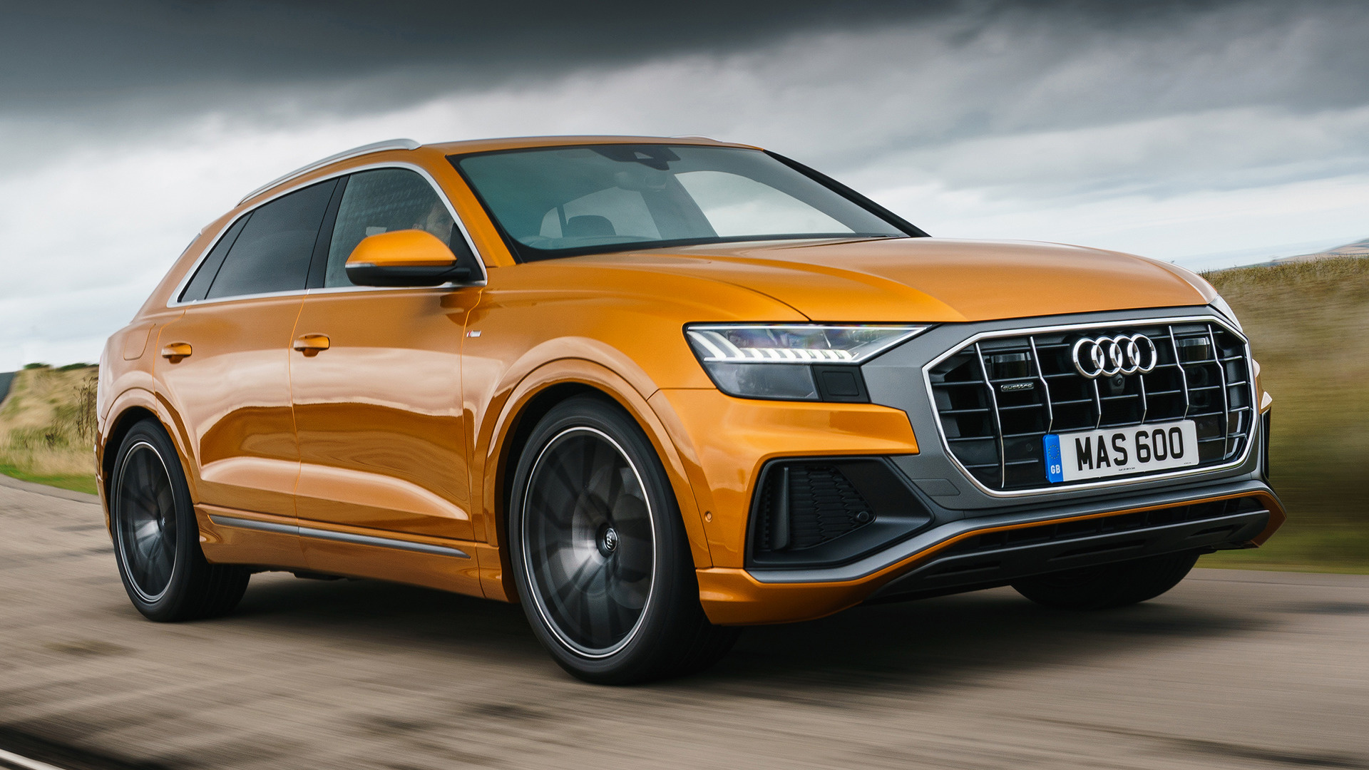 Audi Q8 TFSI naranja
