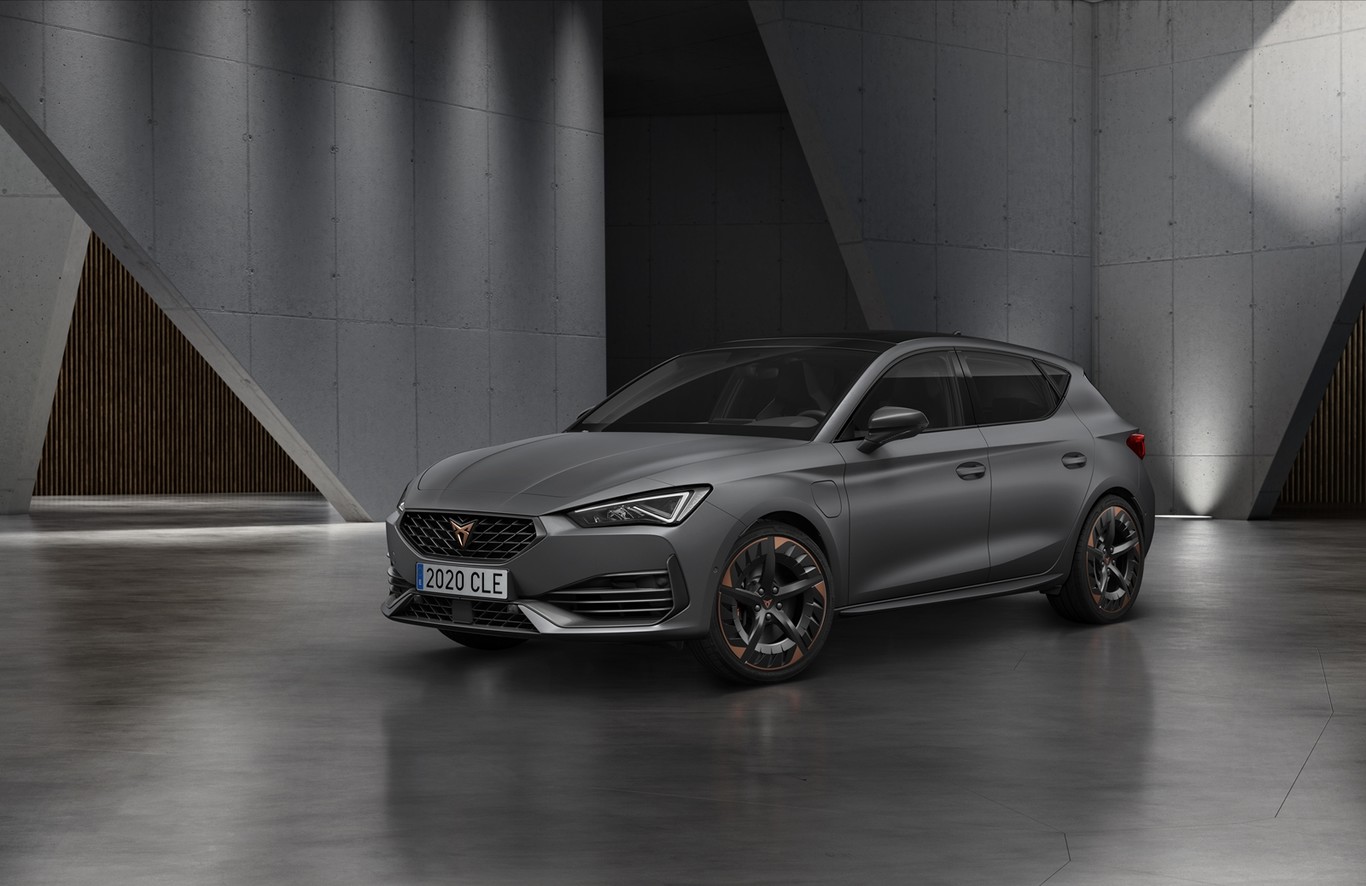 Cupra León gris, un coche con aspecto de utilitario pero que se sitúa en el 5 del top coches deportivos 2020