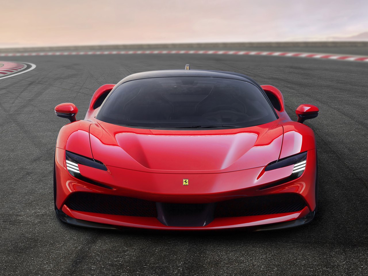 Un Ferrari SF90 Stradale rojo tomando una curva. El segundo en nuestro top 5 mejores deportivos 2020