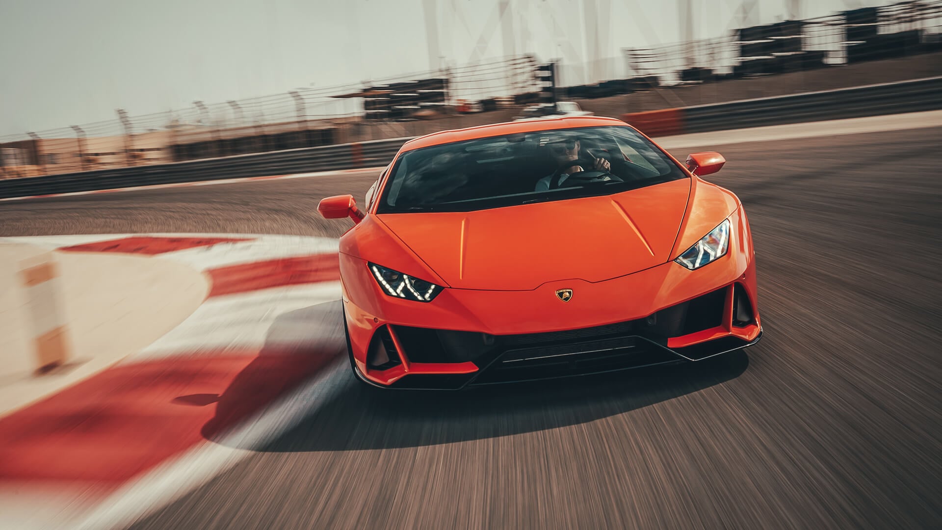 Lamborghini Huracán naranja tomando una curva. Se encuentra cuarto en nuestro top coches deportivos
