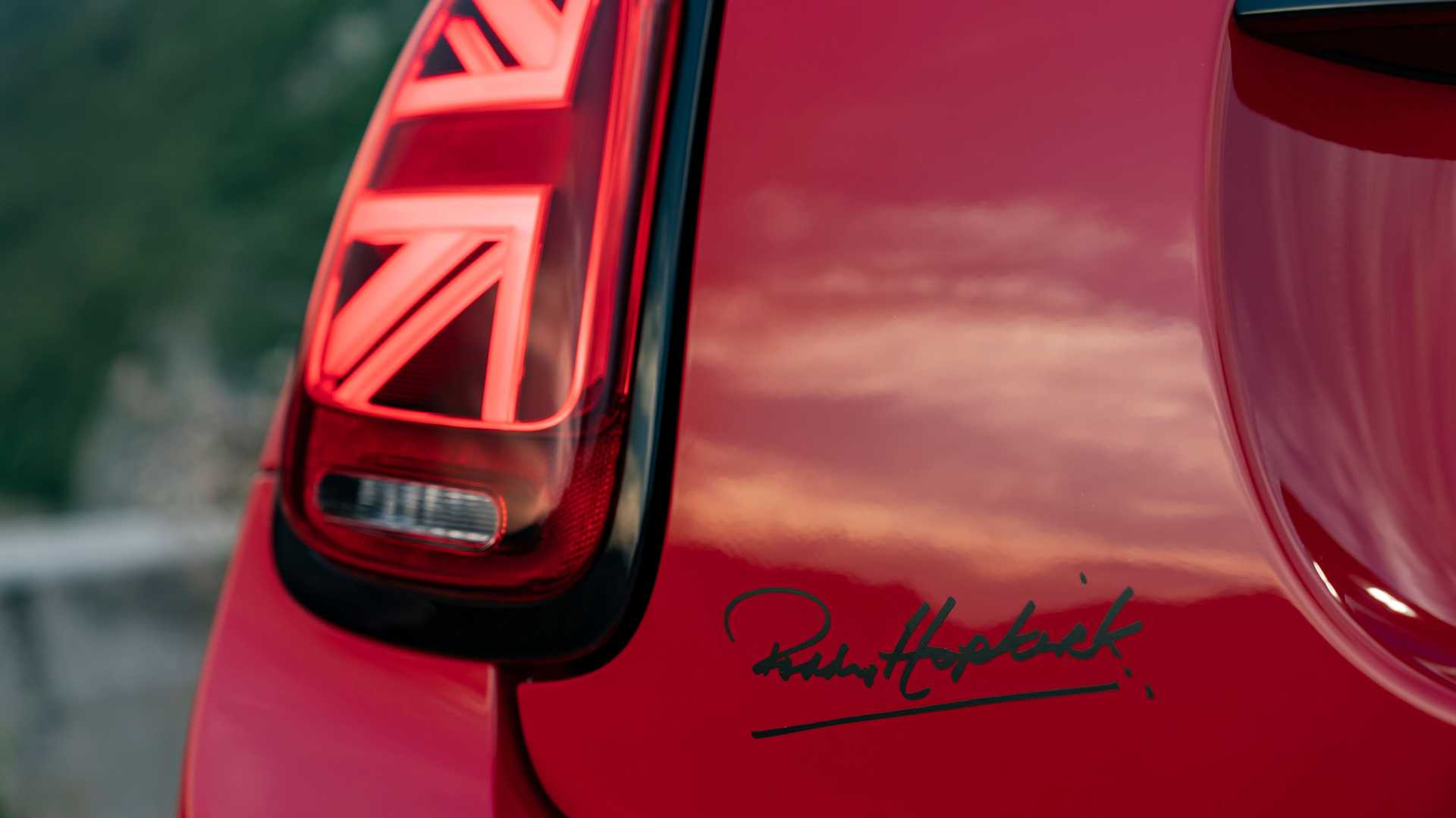 Firma del piloto original en el maletero del MINI Paddy Hopkirk Edition