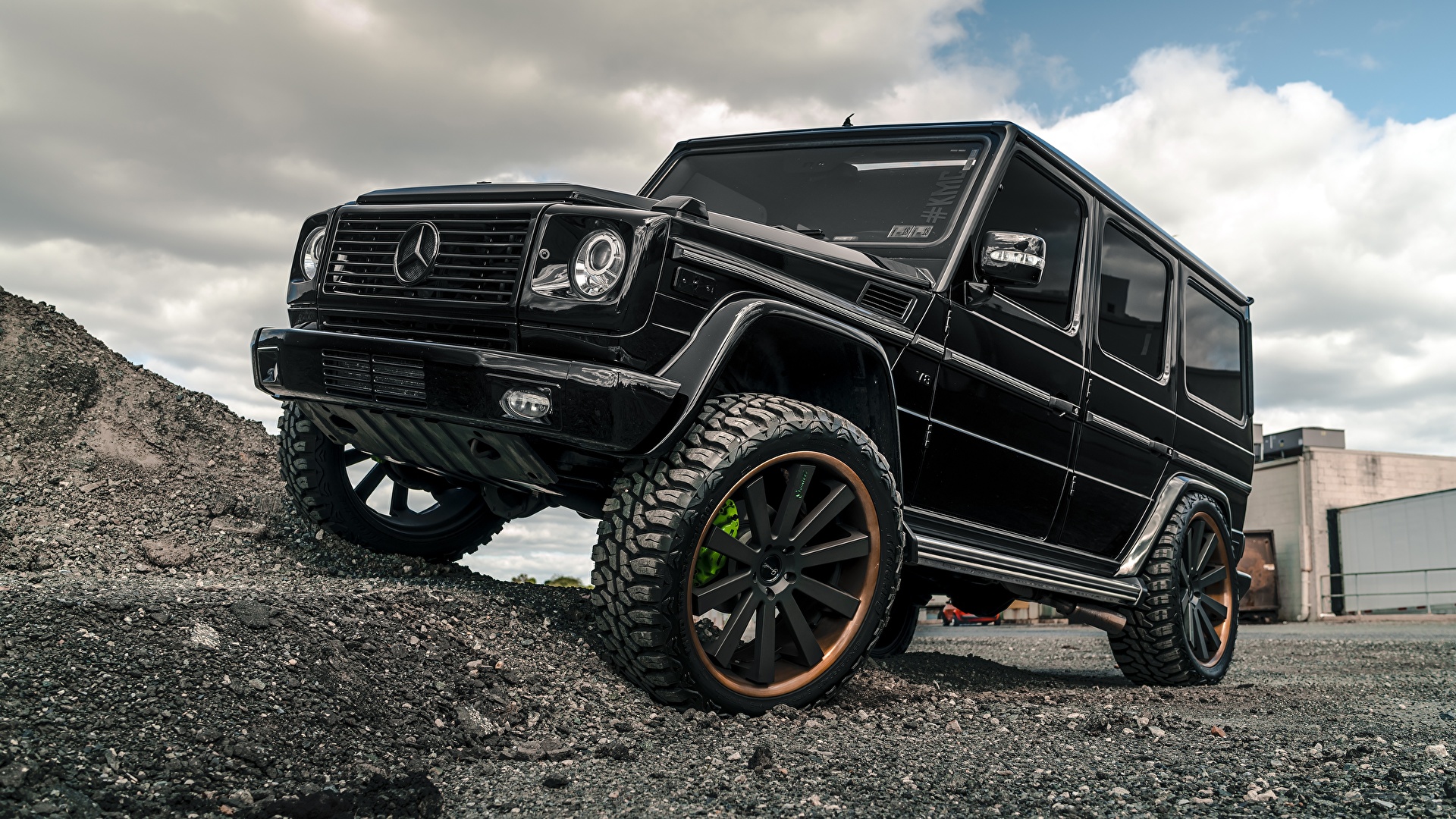 Mercedes Benz Clase G negro salvando un desnivel