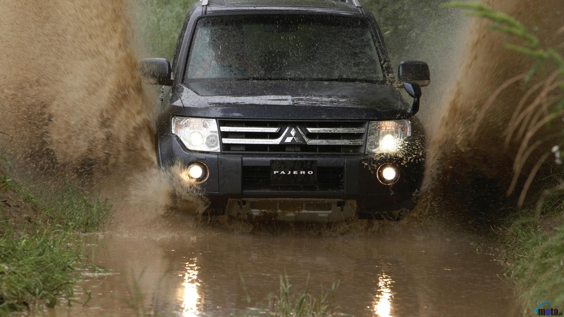 Mitsubishi Montero atravesando un río