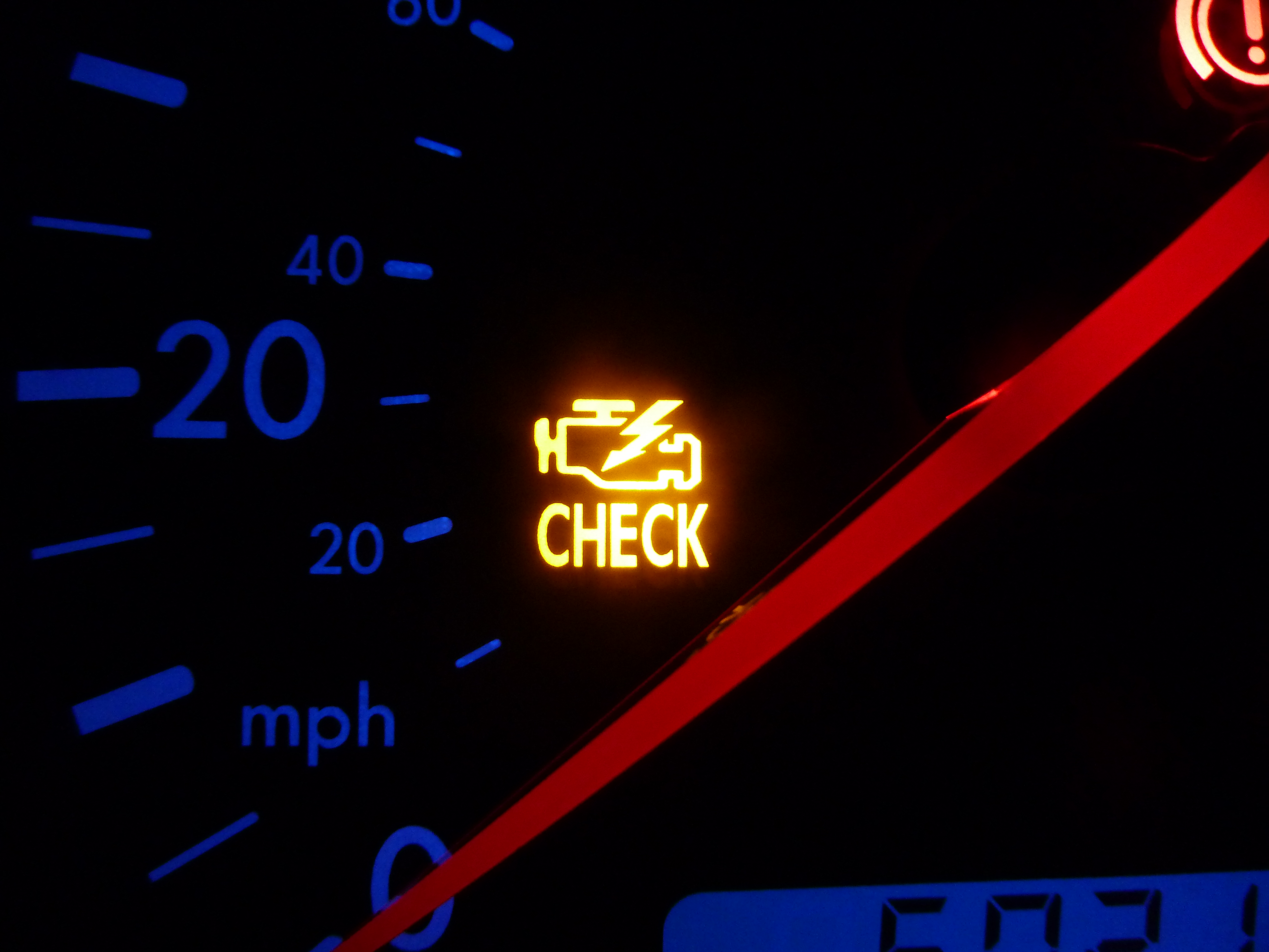 Luz de servicio motor encendida en el panel de un coche