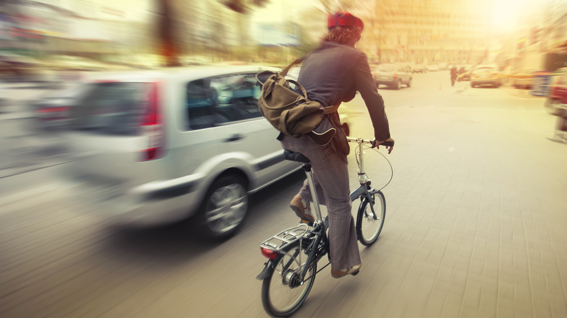 Coche ralizando un adelantamiento a un ciclista