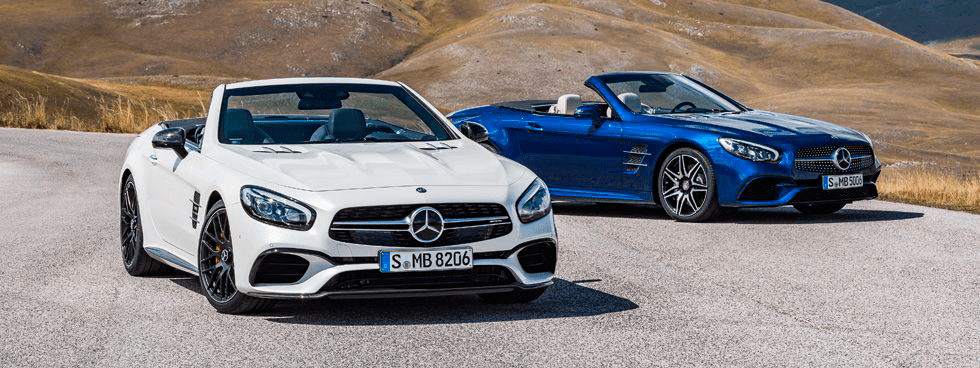 Dos Mercedes Benz SL, uno de color blanco descapotable, y otro de color azul también descapotable