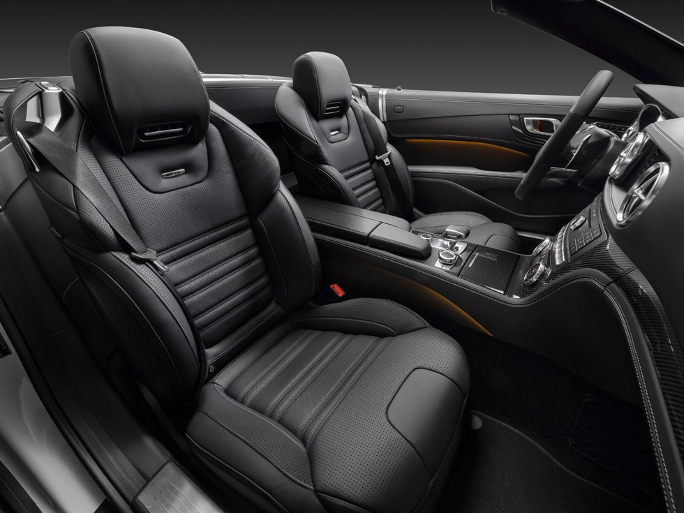 Interior del Mercedes Benz SL, pero con perspectiva lateral. Asiento sport de piel. Elegancia en estado puro.