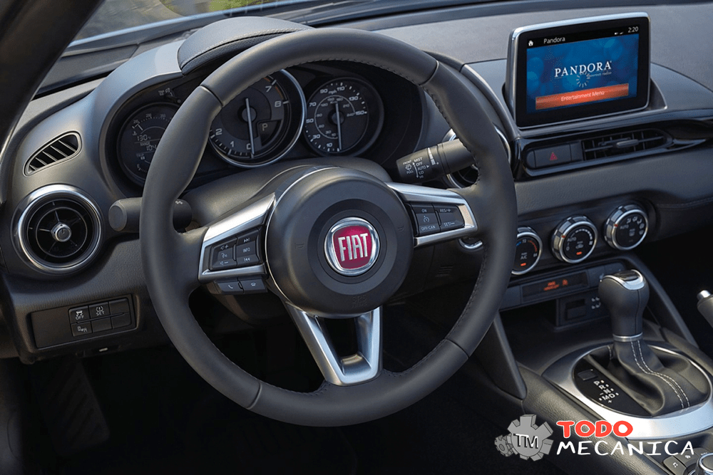 Espacio del conductor del nuevo Fiat 124 Spider. Volante, cambio de marchas, pantalla y velocímetro.
