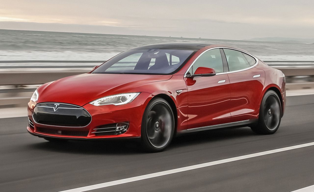 Perspectiva lateral frontal del Tesla Model S en color rojo