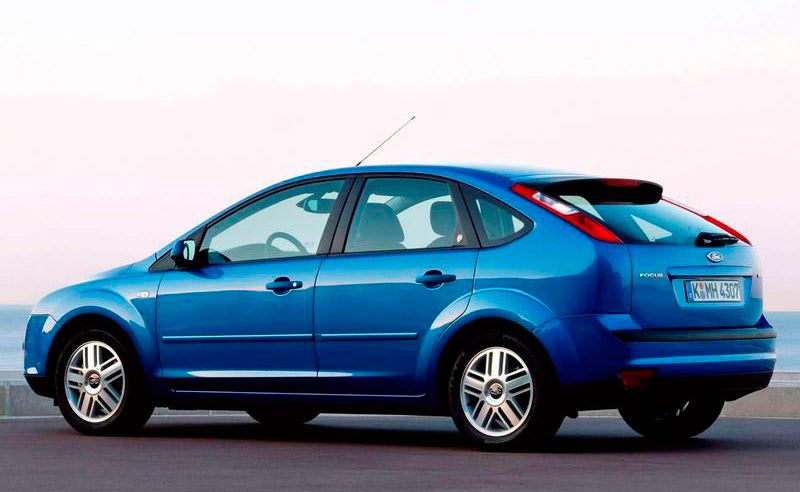 Perspectiva lateral de un Ford Focus de color azul metalizado