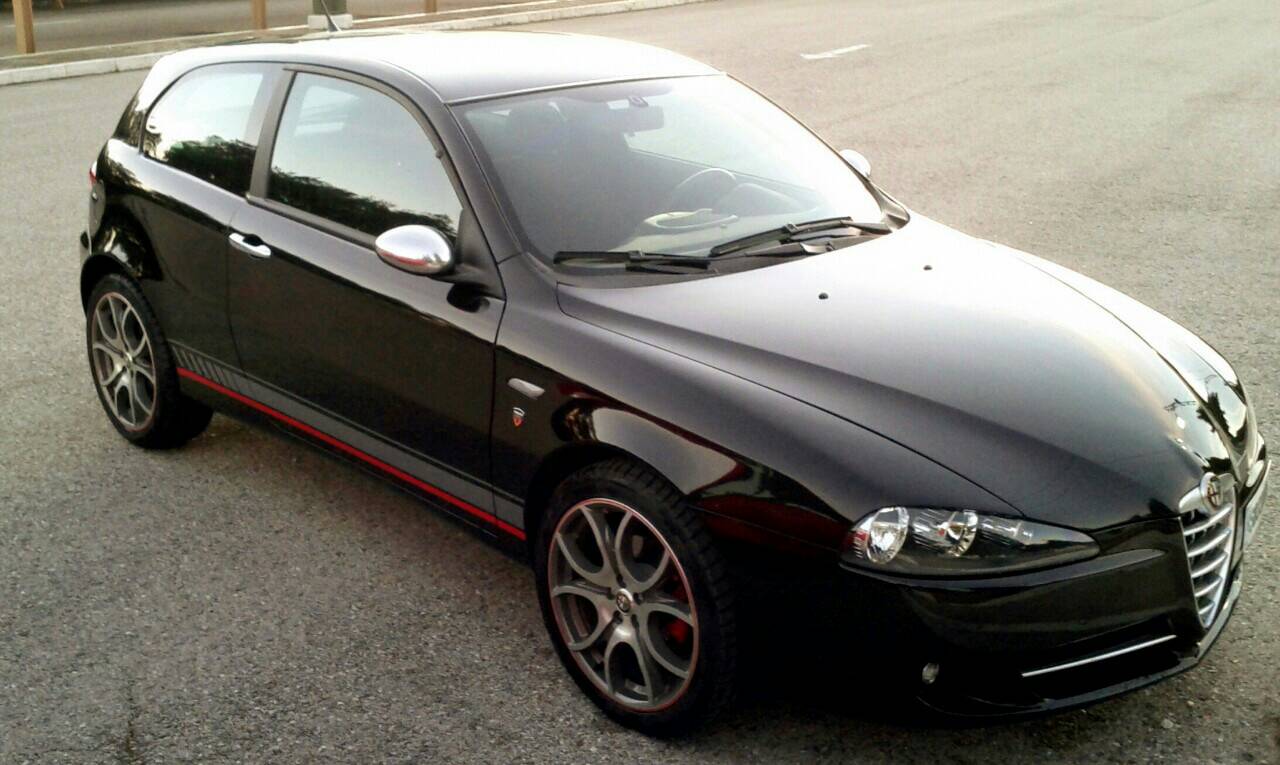 Perspectiva frontolateral de un Alfa Romeo 147 de color negro.