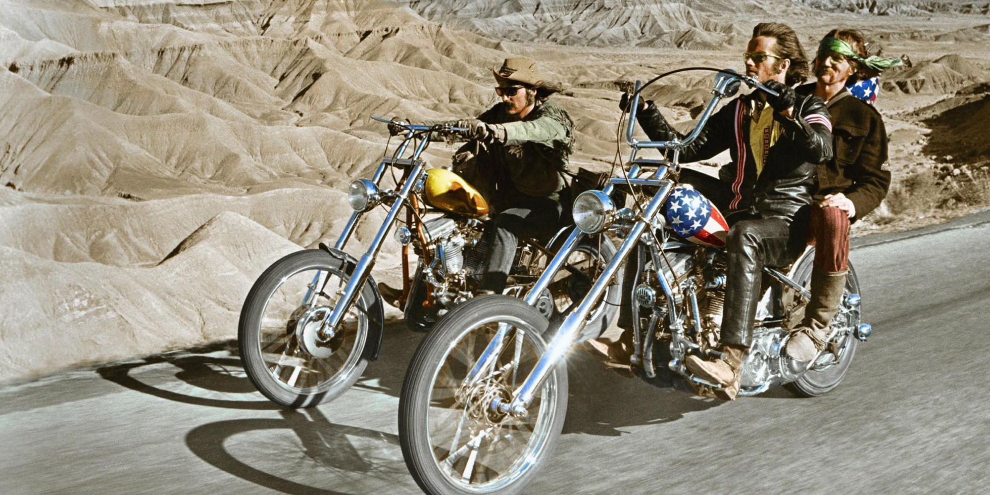 Imagen de la película Easy Rider con dos motos, una Harley Capitán América y otra Harley Billy Bike