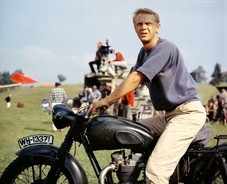 Protagonista de la película La Gran Evasión con su Triumph Trophy TR6