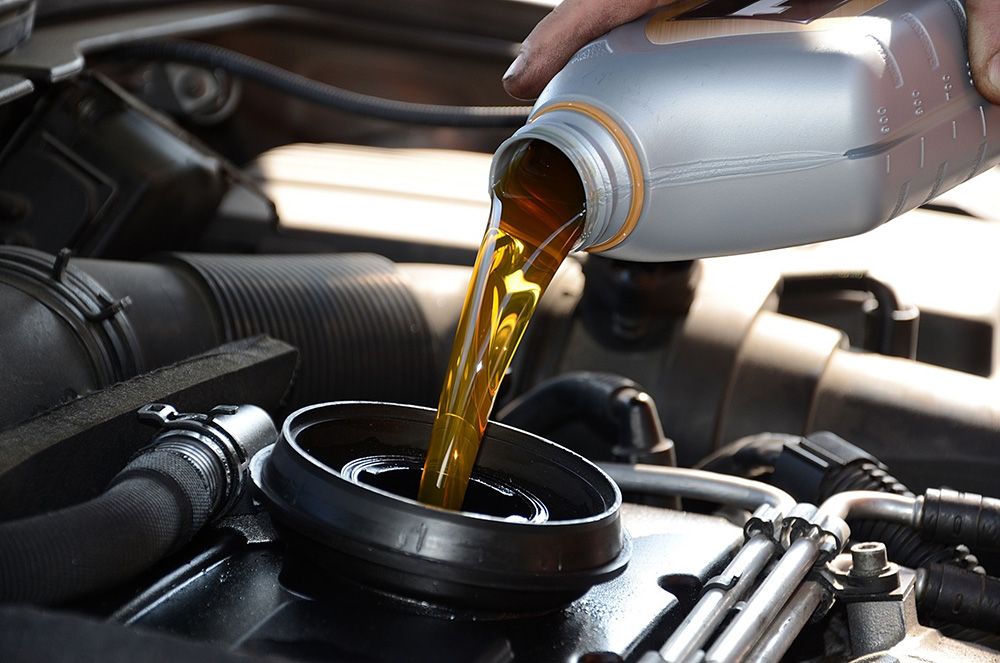 Para evitar sorpresas desagradables y averías, el aceite del motor que se elija para poner en el motor del coche debe ser el recomendado por el fabricante