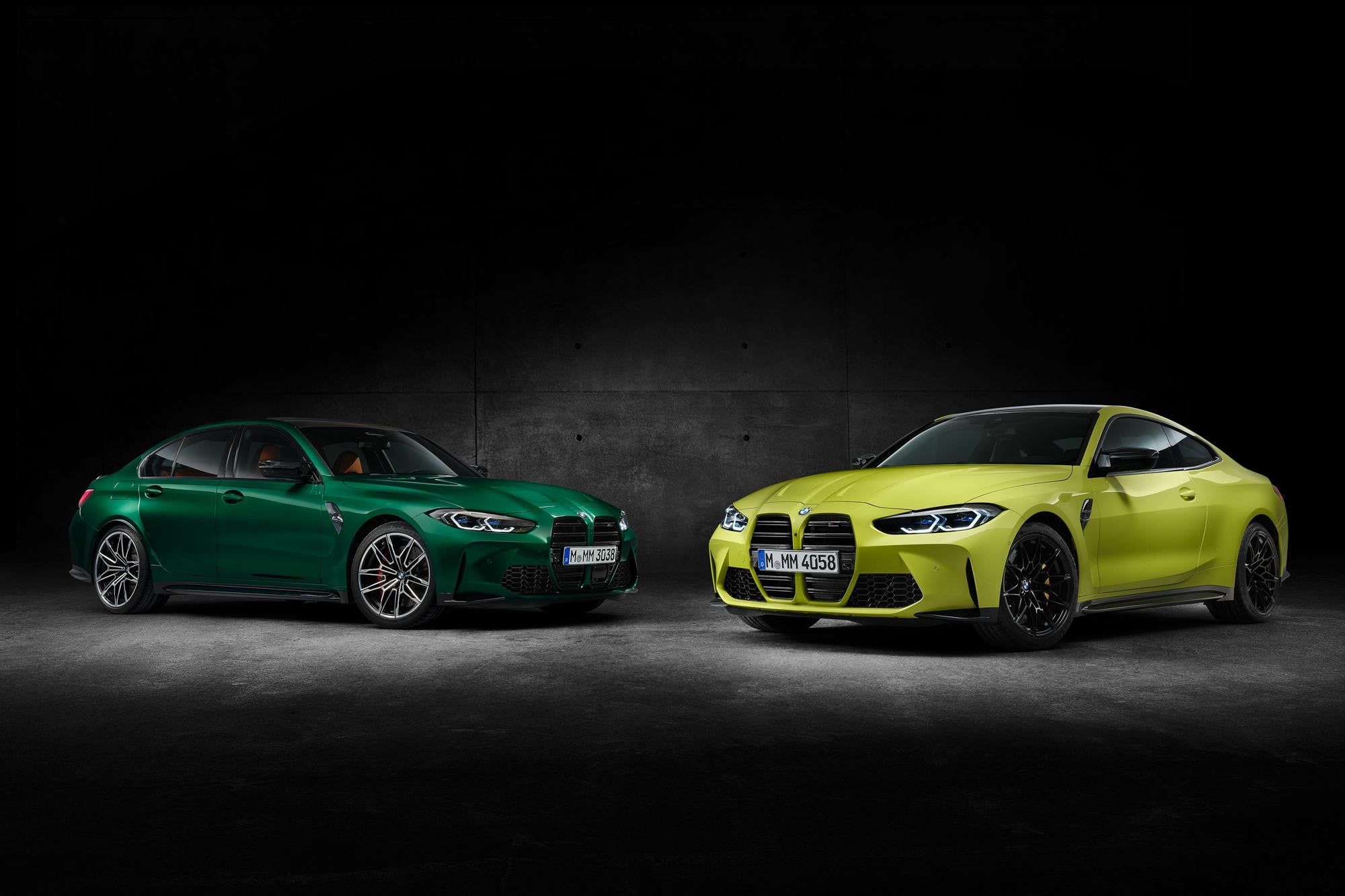 BMW M3 en verde y BMW M4 en amarillo aparcados uno junto al otro