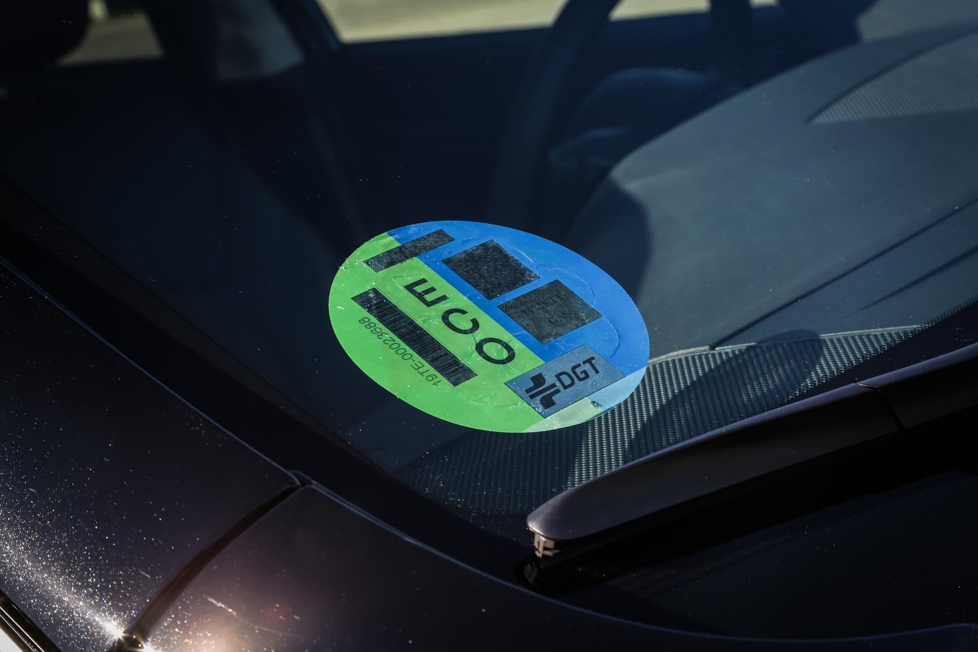 Etiqueta eco en el parabrisas de un coche que funciona con GLP