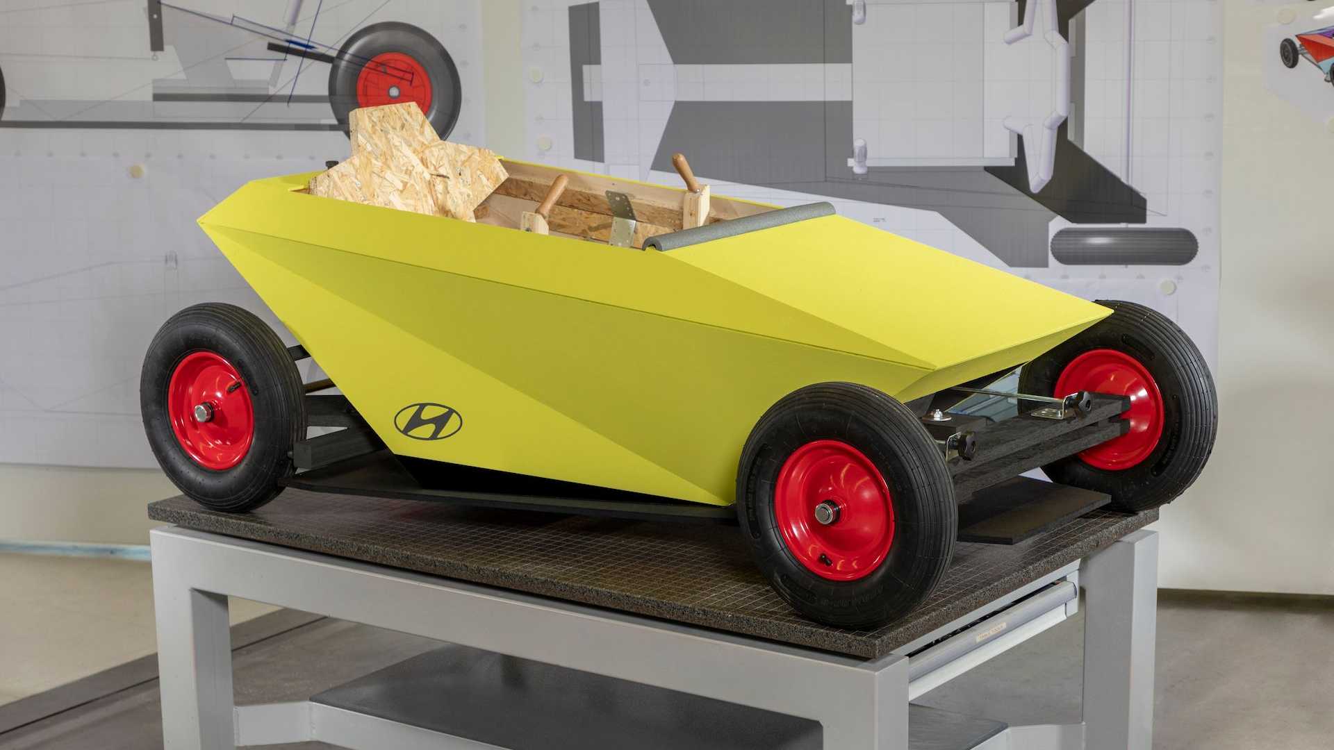 Hyundai Soapbox sobre una mesa