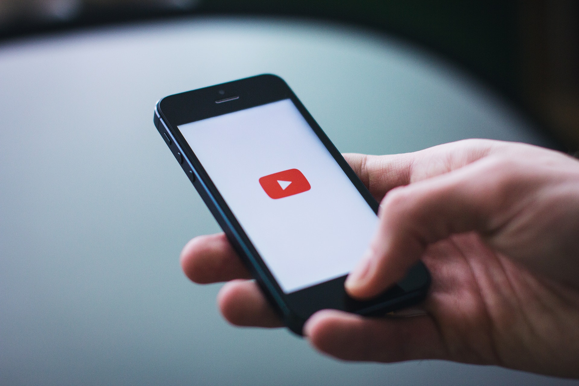 Smartphone entrando a YouTube