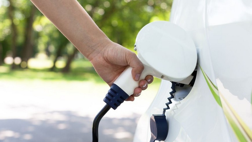 ¿Se puede cargar un coche eléctrico sin enchufar las baterías? 