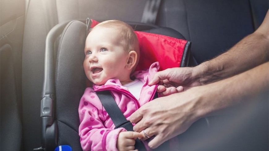 La forma más segura de llevar a un bebé en el coche