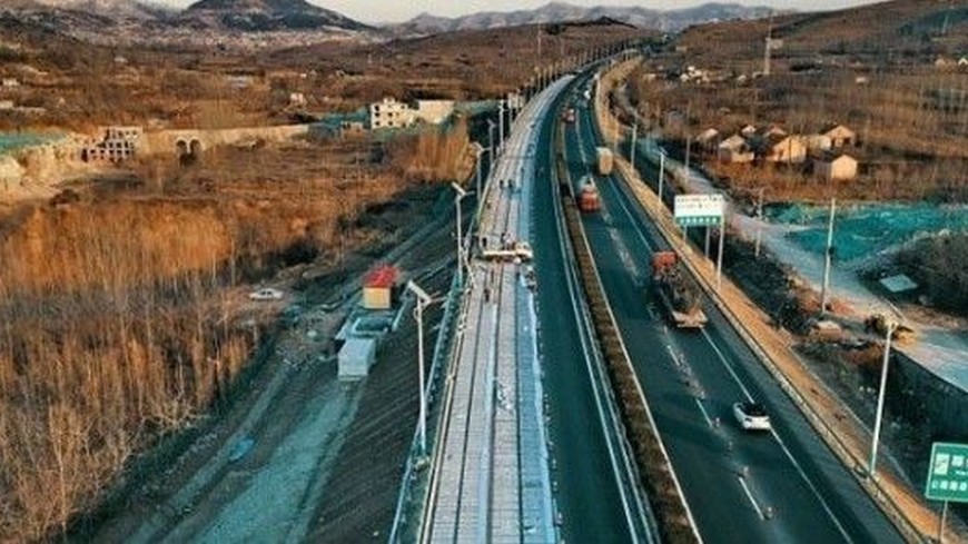 Primera carretera solar capaz de recargar coches eléctricos en China