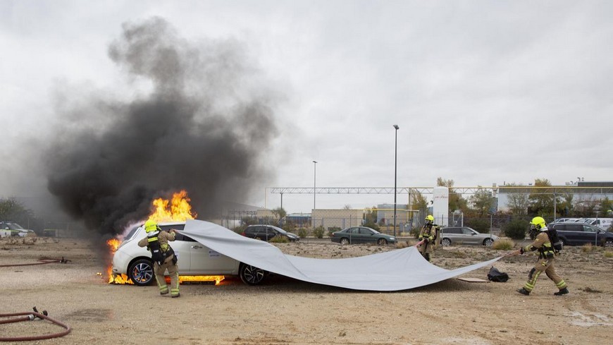 Nueva manta para apagar un coche eléctrico incendiándose Nueva manta para apagar un coche eléctrico incendiándose
