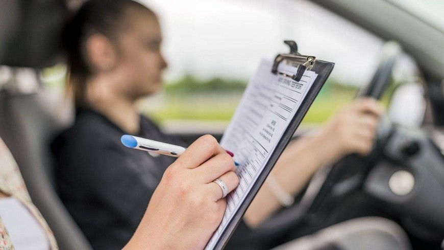 La DGT utilizará el dinero de las multas para pagar el carnet a personas sin recursos