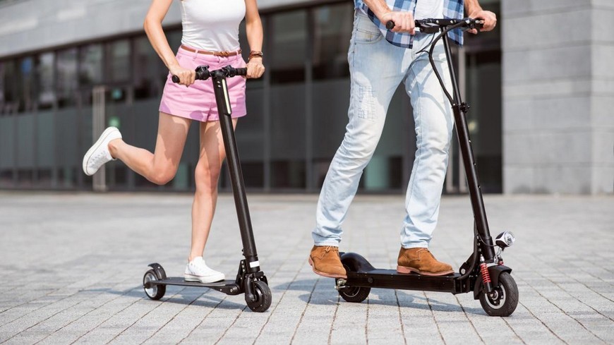 La DGT anuncia que se establecerá edad mínima y casco obligatorio en los patinetes eléctricos