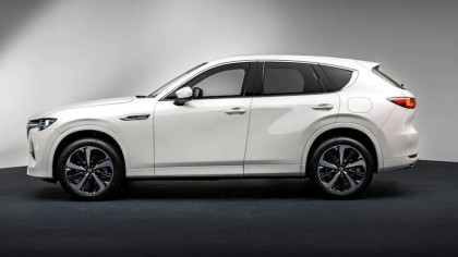 ¿Quieres las buenas noticias o las malas primero? Lamentablemente, no podemos oírte, así que empezaremos por lo bueno y pasaremos a lo malo en un momento. Se trata del Mazda CX-60 de 2022, un SUV crossover híbrido que combina una impresionante potencia total con un impresionante ahorro de combustible