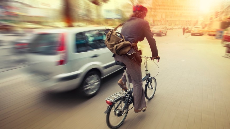 Cómo adelantar a un ciclista en carretera