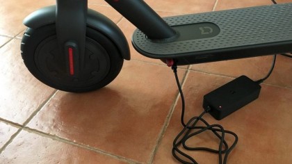 Un patinete eléctrico se suele cargar en casa, por eso no solemos saber cuánto cuesta cargarlo