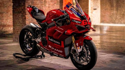 Todos sabíamos que las dos Ducati Panigale V4 2022 World Champion Replica de serie, con 260 unidades cada una, no tardarían en encontrar a sus felices nuevos propietarios.