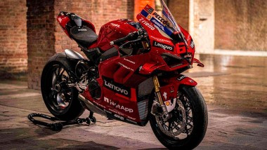 Todos sabíamos que las dos Ducati Panigale V4 2022 World Champion Replica de serie, con 260 unidades cada una, no tardarían en encontrar a sus felices nuevos propietarios.