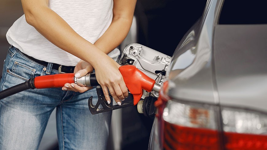 ¿Es peligroso llenar el depósito del coche hasta arriba del todo?