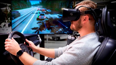 Desde un simple monitor hasta un televisor de 40 pulgadas, pasando por un conjunto de tres monitores o incluso unas gafas de realidad virtual, cuanto mayor sea la inmersión, más disfrutarás de la conducción.