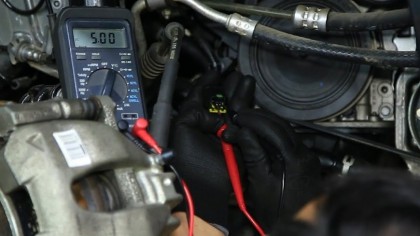Todos los vehículos tienen un ordenador que regula el funcionamiento del motor, indicando cómo deben funcionar los cilindros, es el sensor del cigüeñal