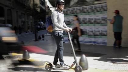 En varias ciudades es obligatorio el uso de casco en patinetes eléctricos