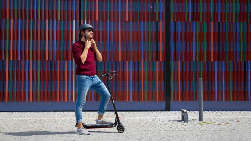 El casco en los patinetes eléctricos, ¿es obligatorio?