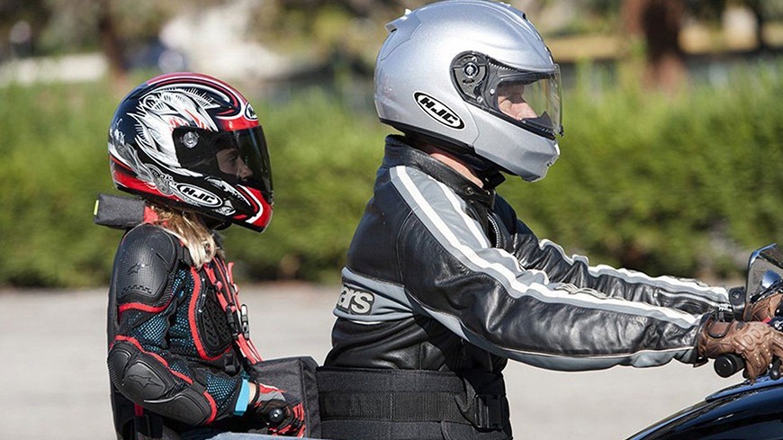 Cómo viajar con niños en moto