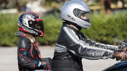 Está permitido viajar con niños mayores de 12 años en moto