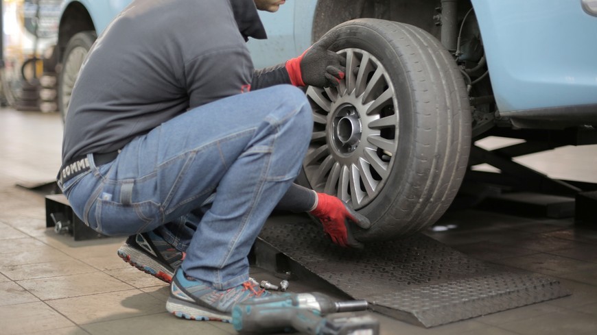 Cómo arreglar un pinchazo en la rueda del coche Cómo arreglar un pinchazo en la rueda del coche