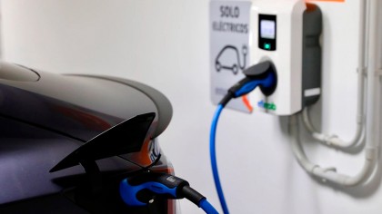 Descubre cómo instalar un punto de recarga para coches eléctricos en casa. Guía práctica, requisitos y costos. ¡Carga tu vehículo de manera eficiente y cómoda!